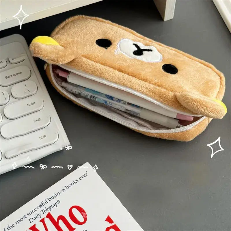 niedliches hellbraunes Plüsch-Stiftetui in Form von Rilakkuma mit schwarzen Augen, weißer Nase und weicher Stoffbeschaffenheit, entworfen zur Aufbewahrung von Schreibwaren