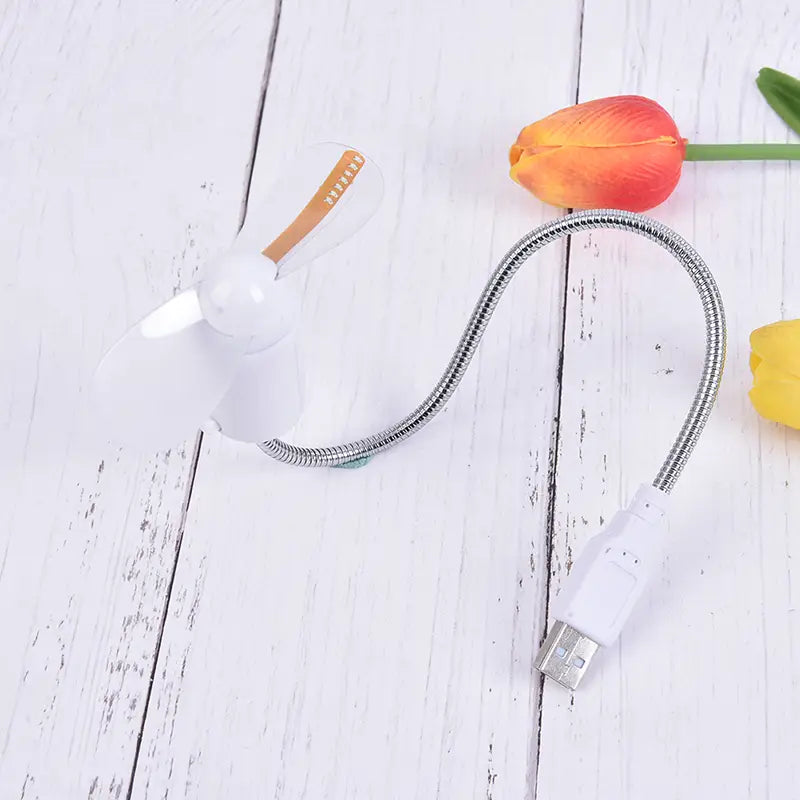 Ventilador de escritorio blanco alimentado por USB con cuello flexible metálico y aspas de plástico translúcidas, incluido en un ventilador de reloj con LED USB portátil para uso con ordenadores portátiles.