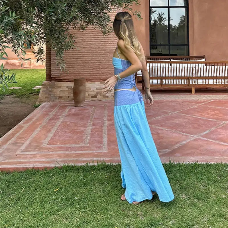 zweiteiliges Set aus trägerlosem Korsagenkleid mit elastischem Taillenverschluss: Ein fließendes Maxikleid in zwei Farbtönen aus Blau mit tailliertem Oberteil, zarten Trägern, offenem Rückendesign und einem voluminösen Rock.