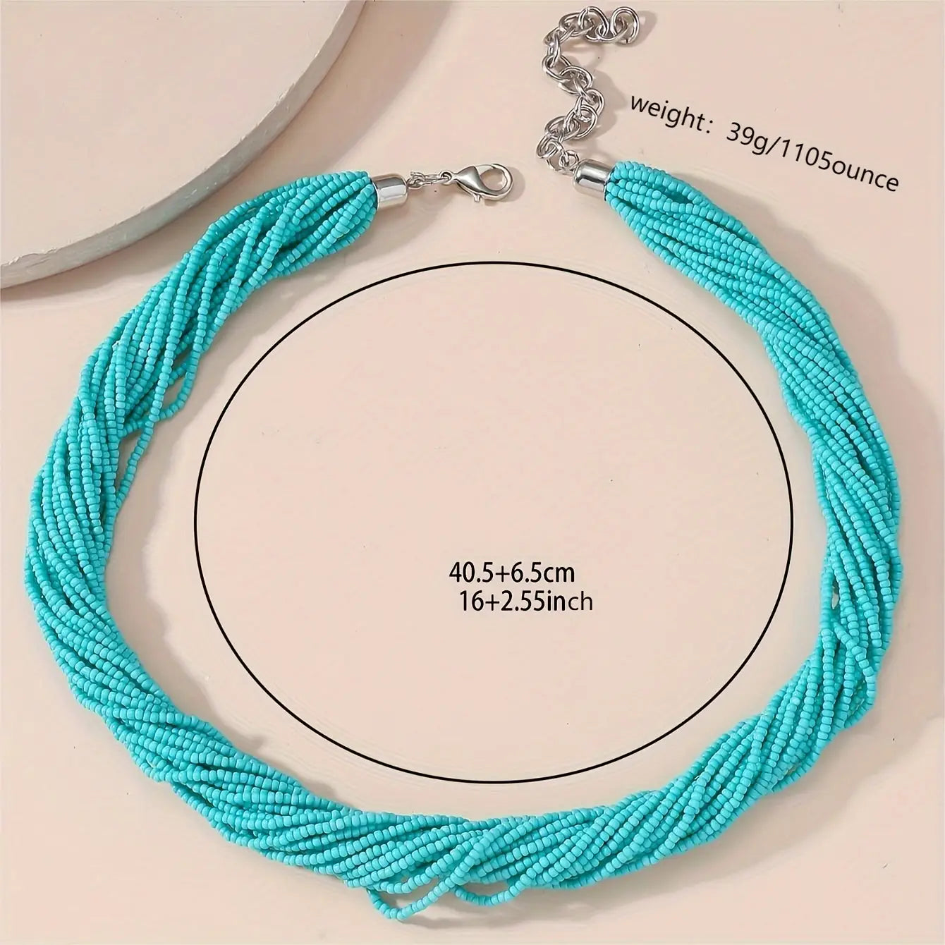 Collier ras du cou boho à plusieurs rangs avec perles turquoise, doté d'une attache à tons argentés et d'une chaînette.