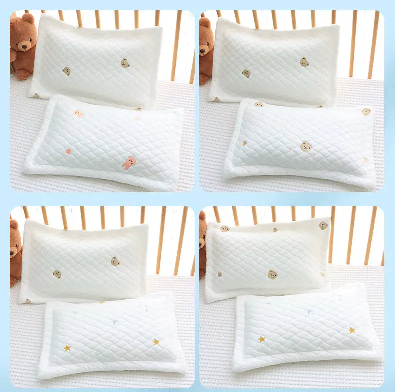 新生児用の、刺繍による動物と星のデザインをあしらった白いキルティング加工のアイスシルクベビークーリング枕。