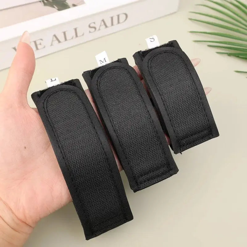 Trois ceintures élastiques sans boucle en tissu noir avec tailles réglables, présentées avec des étiquettes de taille
