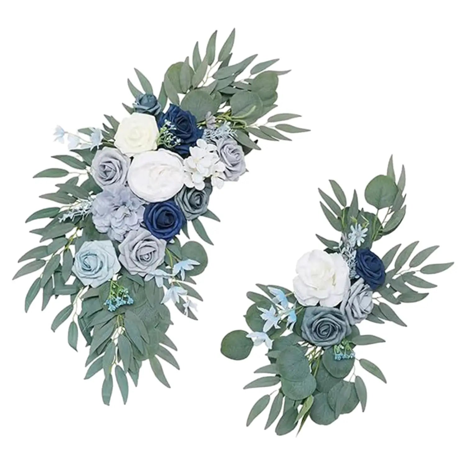 Elegante künstliche Hochzeitsbogenblumen in Marineblau und Weiß als florale Girlande, mit Rosen in Marinegrau und Weiß, akzentuiert mit grünen Eukalyptusblättern.