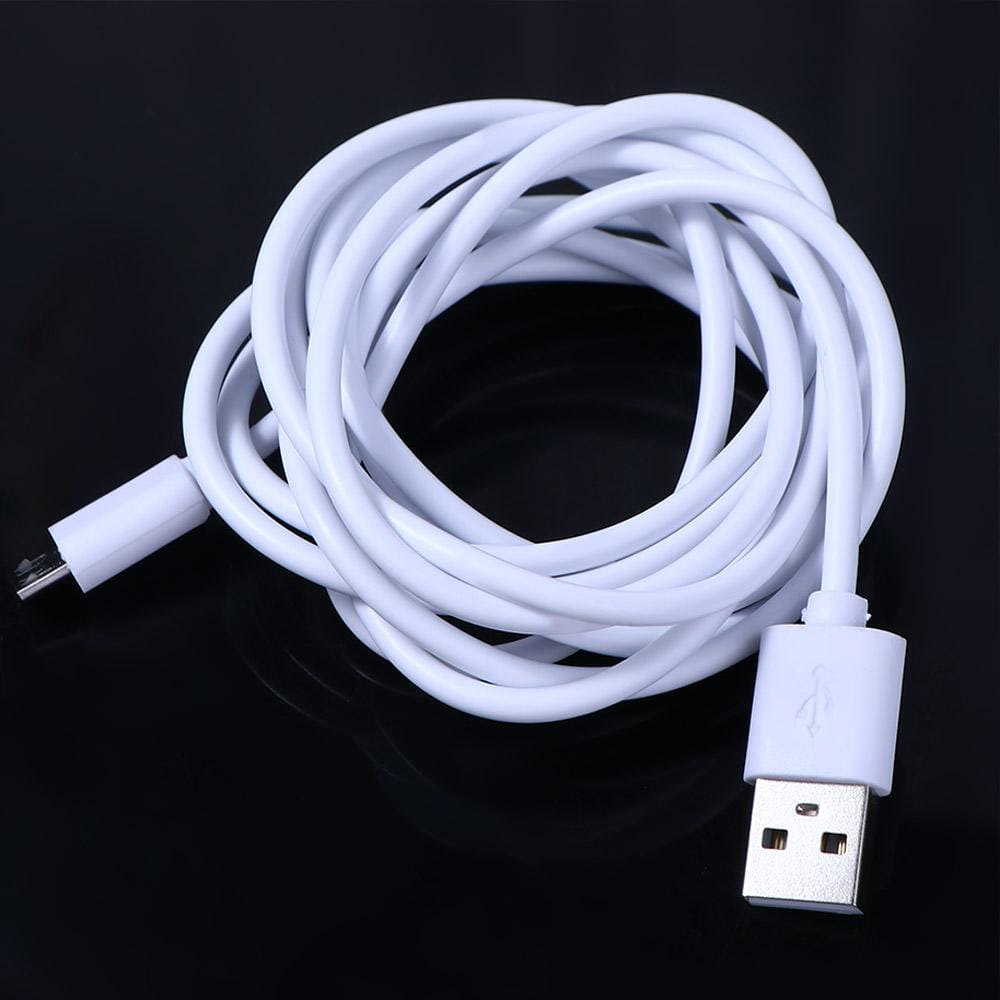 Cable blanco micro USB de carga rápida con un conector micro USB en un extremo y un conector USB-A estándar en el otro.