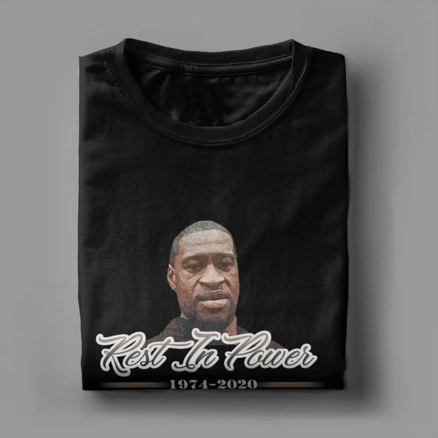 Schwarzes Baumwoll-T-Shirt mit einem pixeligen Porträt von George Floyd, darunter der Text „Rest in Power“ sowie die Jahre 1974–2020.