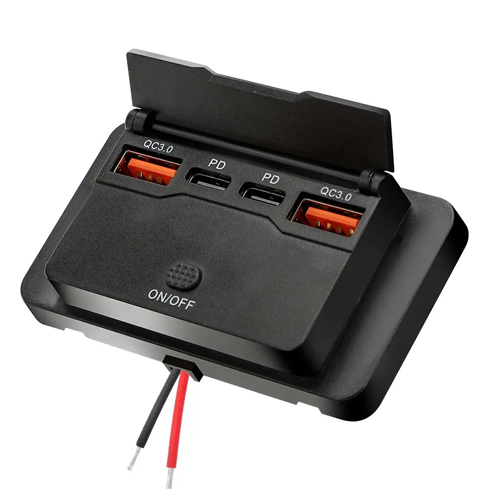 Schwarzer Kunststoff 12-V-24-V-USB-C-Kfz-Ladeanschluss PD QC3.0 mit zwei orangefarbenen USB-C-QC3.0-Anschlüssen, zwei herkömmlichen USB-A-PD-Anschlüssen und einem Ein-/Aus-Schalter auf der Vorderseite.