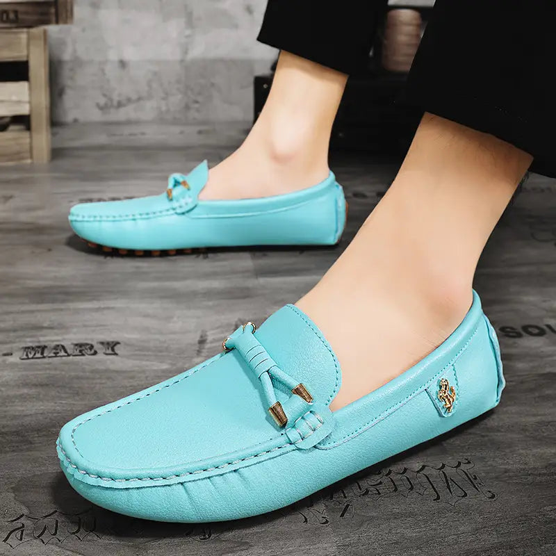 Chaussures à enfiler habillées en cuir bleu clair pour hommes, se portant sans effort avec des chaussures décontractées, avec un gland décoratif et une quincaillerie ton or.