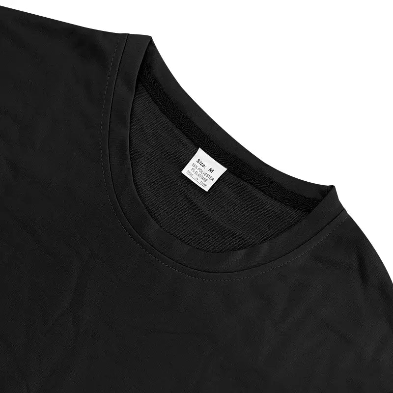 Camiseta negra de cuello redondo con forro interior texturizado suave y etiqueta de talla blanca tamaño M, del conjunto veraniego casual para hombre de dos piezas, camiseta y pantalones cortos.