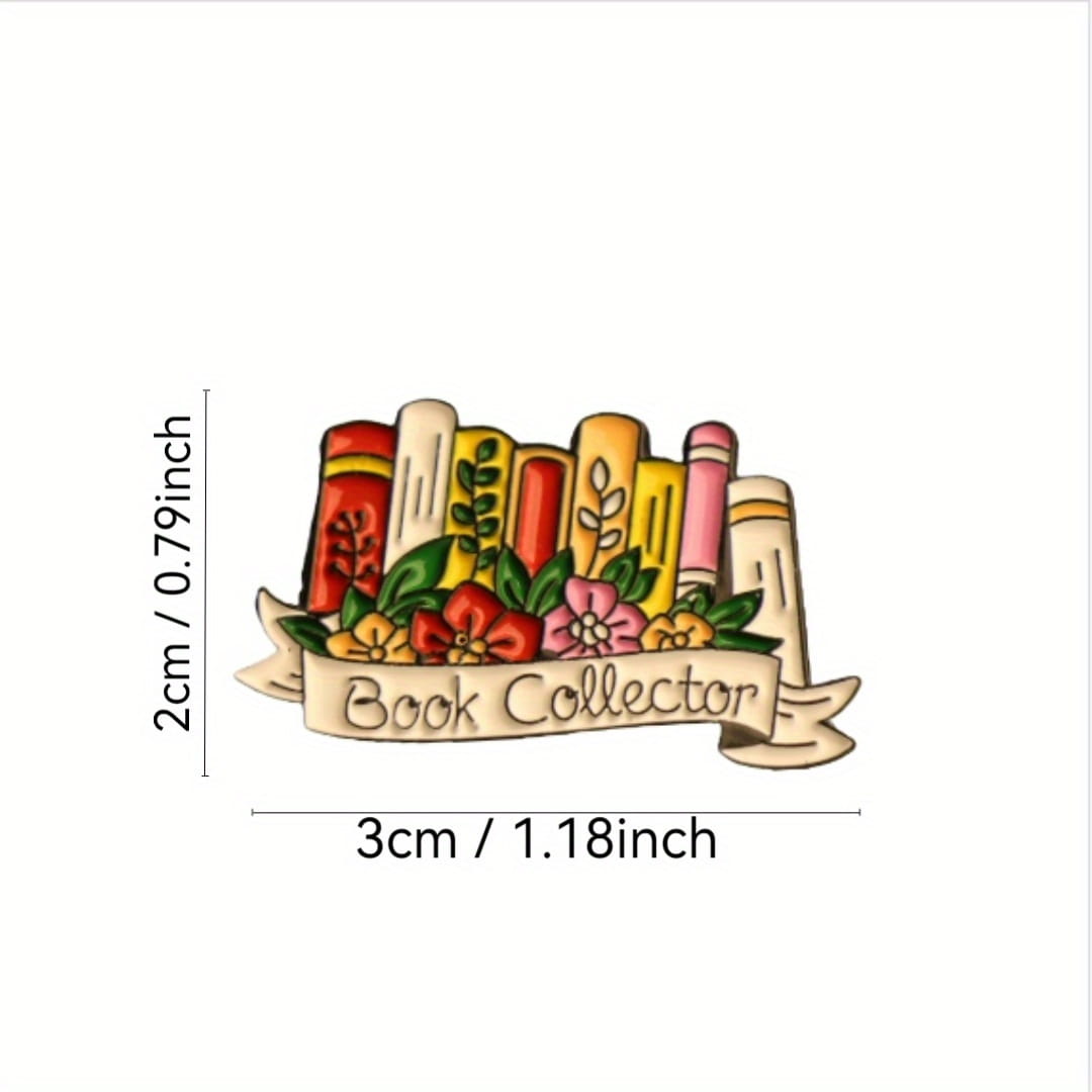 Une épingle émaillée colorée présentant un motif floral, des livres et une bannière en forme de ruban portant l’inscription « book collector », idéale comme broche littéraire.