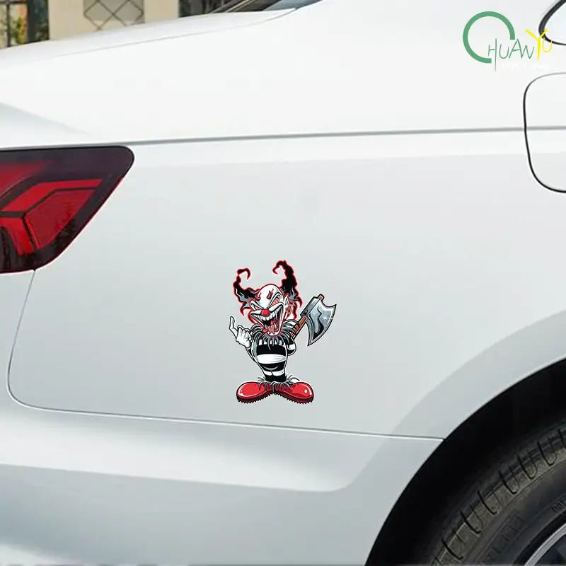Autocollant vinyle de voiture de clown maléfique au style dessin animé rouge et noir représentant un clown tenant une hache, conçu comme un autocollant imperméable de voiture de clown maléfique.