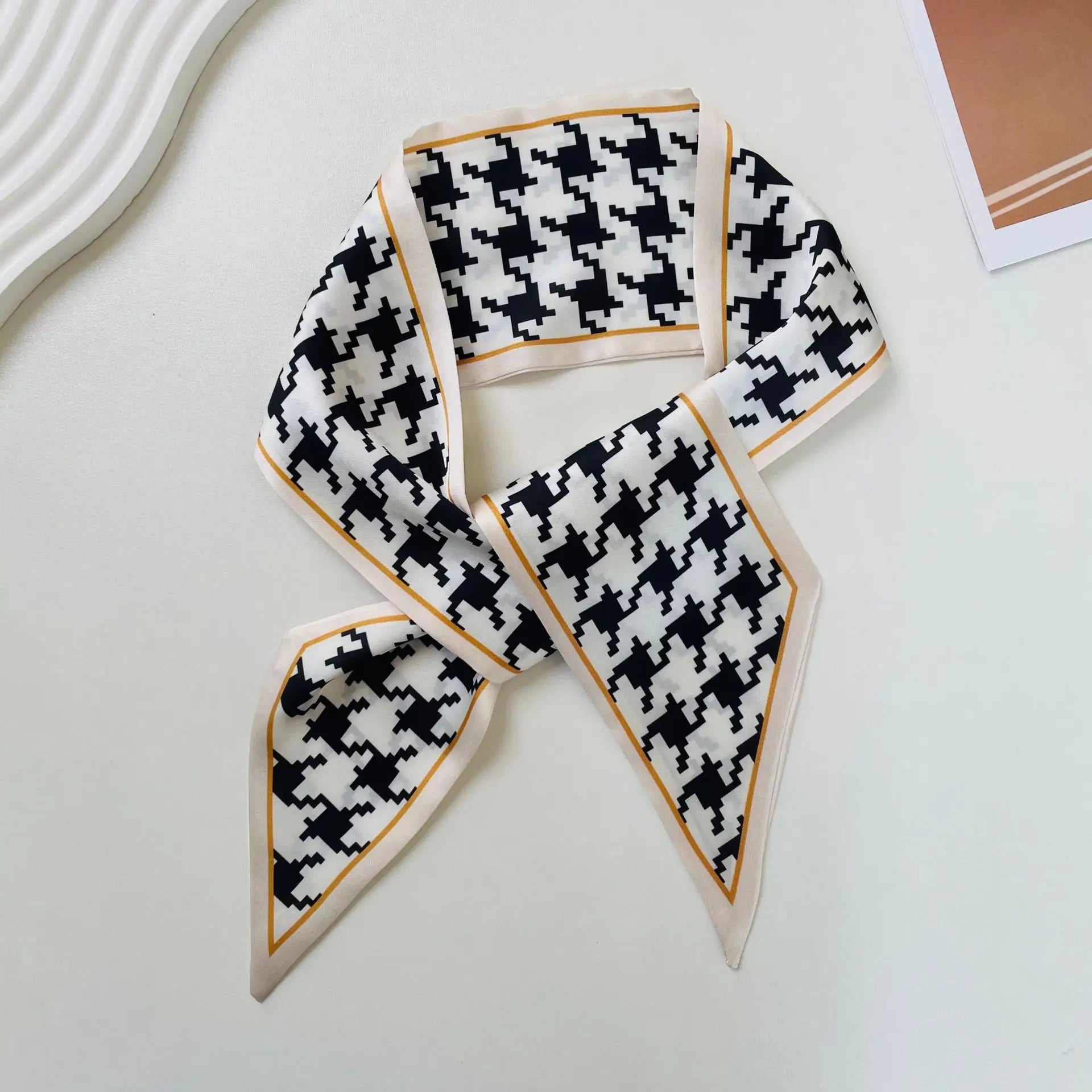 pañuelo de seda con estampado geométrico de escote cuadrado, que presenta una seda con patrón de pata de gallo en negro y blanco con ribete dorado