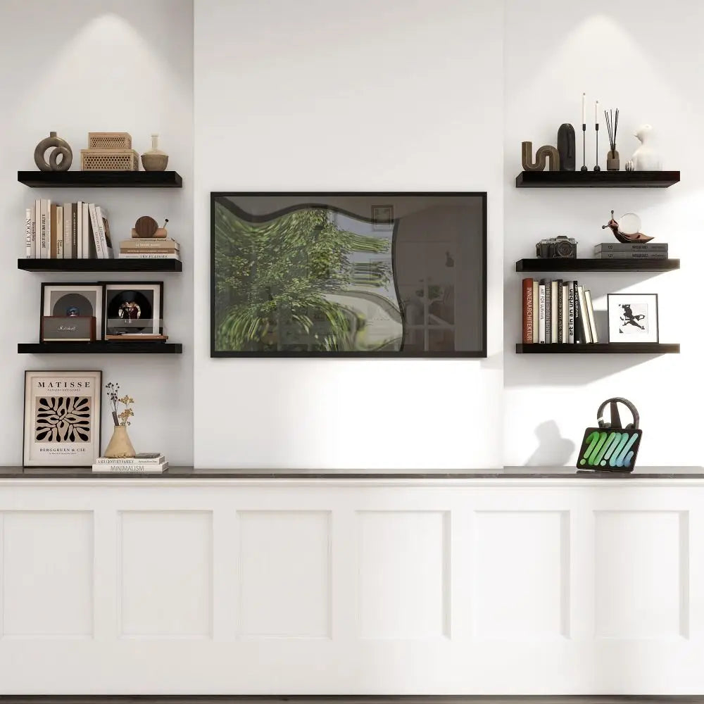 pintura abstracta de paisaje enmarcada en negro, colgada por encima de un estante flotante de madera para exhibición de almacenamiento montada en la pared; el paquete incluye estantes flotantes para un almacenamiento y decoración versátiles.