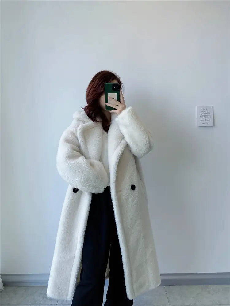 Abrigo exterior tipo osito de peluche largo para mujer de lana en piel sintética blanca esponjosa con botones negros, diseñado para la comodidad y el estilo; ideal para medir el contorno de pecho y el contorno de cadera con excelente soporte de servicio de atención al cliente.