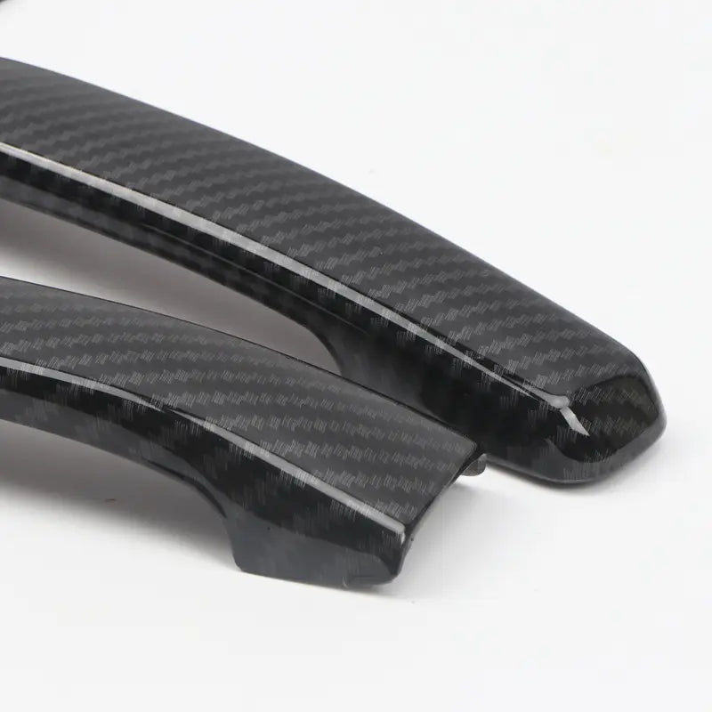 Caches de poignées de porte en fibre de carbone noire avec finition brillante et motif tissé en relief pour la garniture de poignée de porte en chrome Mitsubishi Pajero 2007 à 2021.