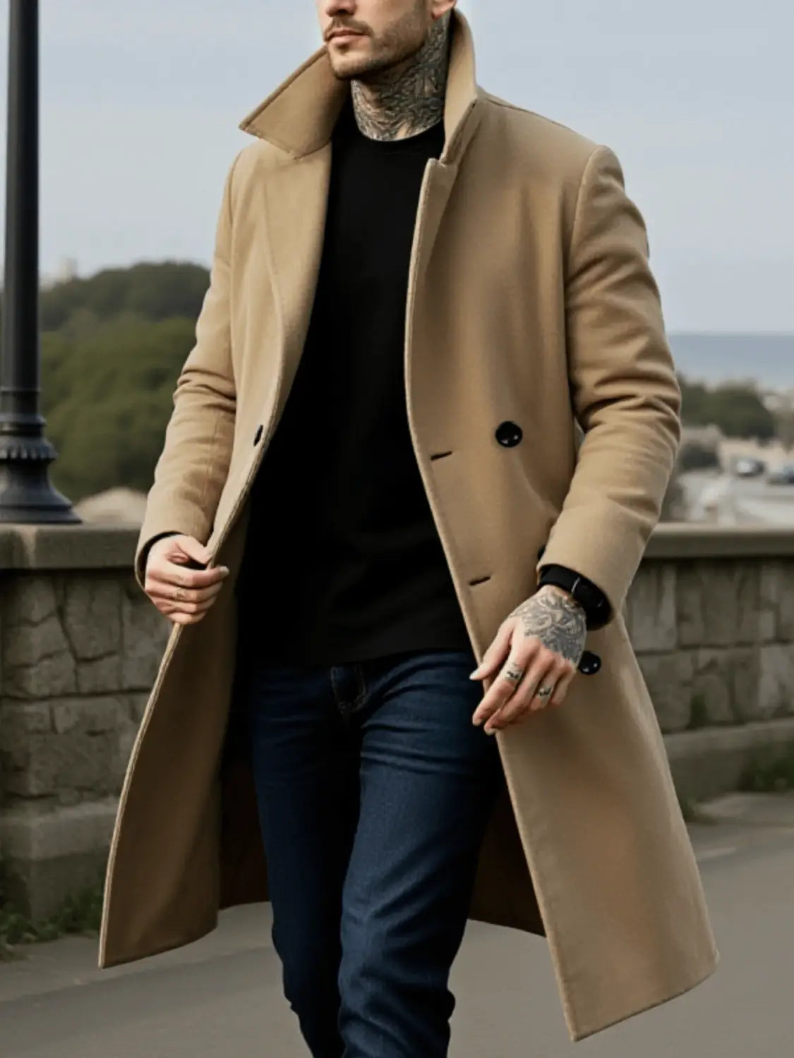 Abrigo de lana para hombre de doble botonadura en color beige con botones negros y cuello tipo solapa, diseñado como chaqueta de invierno para hombre.