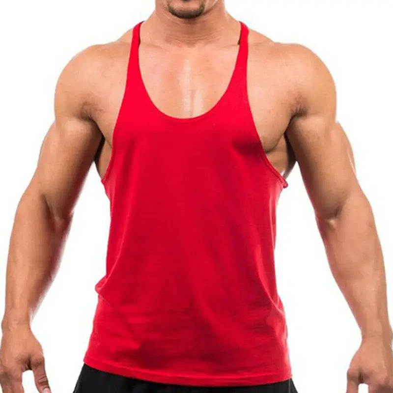 Camiseta sin mangas de algodón para gimnasio de hombre de tipo muscle en rojo, con escote redondo y tirantes delgados para los hombros.