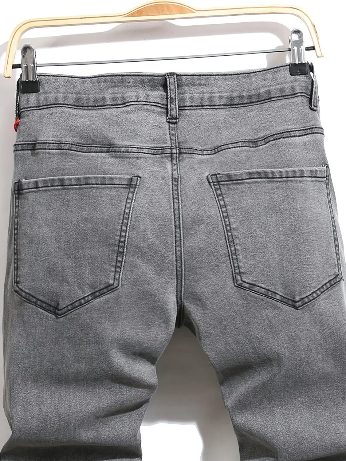 Herren-Ripped-Skinny-Bikerjeans grau mit verblasstem Waschbild und klassischen Gesäßtaschen, von der Rückseite dargestellt, für den Streetwear-Stil in Denim-Material