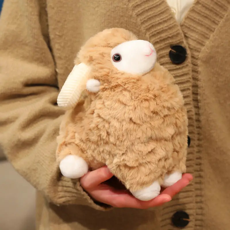 Ein Plüschschaf-Geschmacktier mit weichem Fell in Hellbraun, mit weißen Gesichtszügen und Pfoten, entworfen als niedliche Kawaii-Weichpuppe.