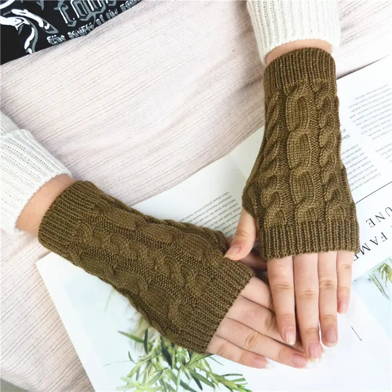 Damen-Handschuhe ohne Finger in Olivgrün mit Zopfmuster, aus warmem Material gefertigt, geeignet für den Winter; von der Rückseite abgebildet.