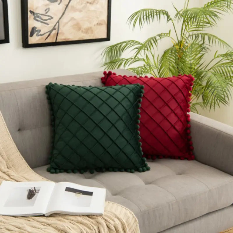 housses de coussin matelassées vert émeraude et rouge cramoisi avec garniture à pompons complétant la housse de coussin en velours gris avec pompons, recevant des retours positifs.