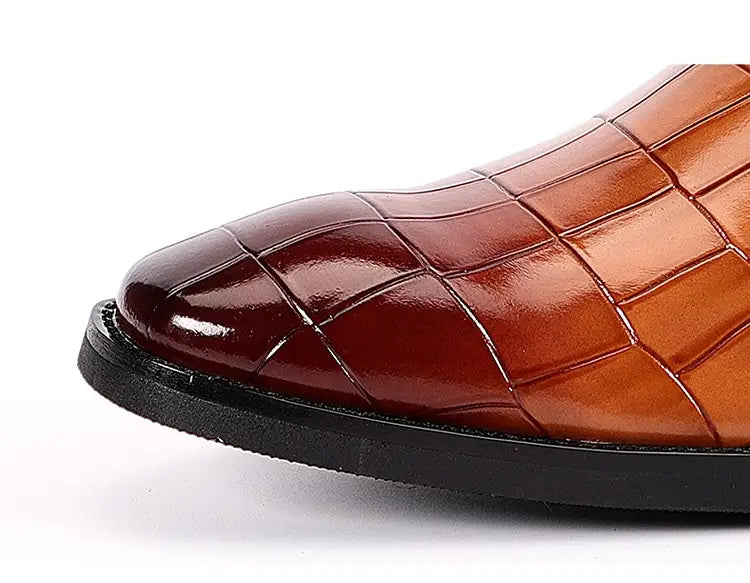 Herren-Mönchsriemen-Kleidschuh aus Krokodil-narbigem Leder in Braun mit glänzender Oberfläche und schwarzer Sohle.