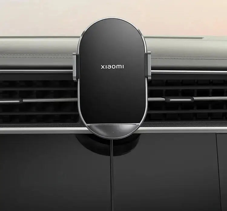 Cargador inalámbrico para coche Xiaomi de 50 W negro, con diseño ovalado elegante y bordes plateados metálicos para una carga rápida en vehículos.