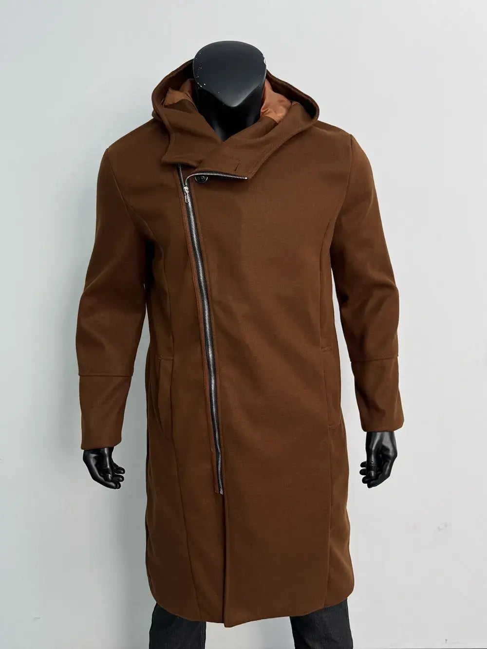 Abrigo tipo gabardina con capucha de lana marrón para hombre, con cremallera diagonal y detalles de costura sutiles, adecuado para la moda urbana y2k.