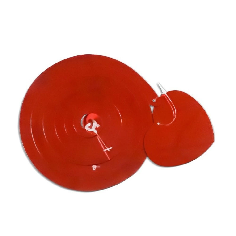 Rote Vinyl-Schallplattenuhr mit weißem Zeiger und herzförmigem Akzent für Valentins-Partydekor, das von Deckenstreamern herabhängt.