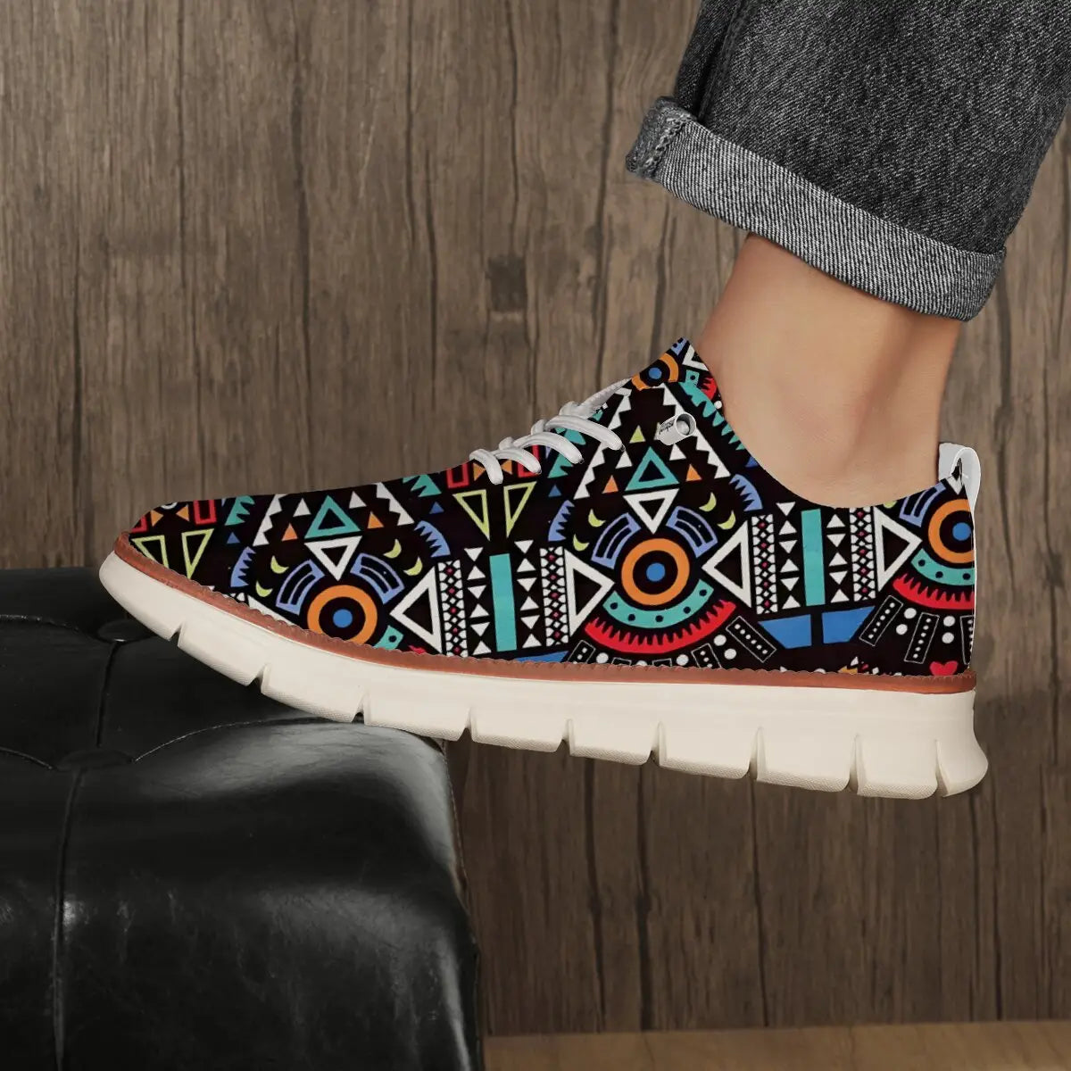Chaussures derby brogue décontractées en maille pour hommes, avec tige en toile noire présentant des motifs géométriques vibrants turquoise, orange, bleu et blanc, des lacets blancs et une semelle en caoutchouc épaisse de couleur écru.