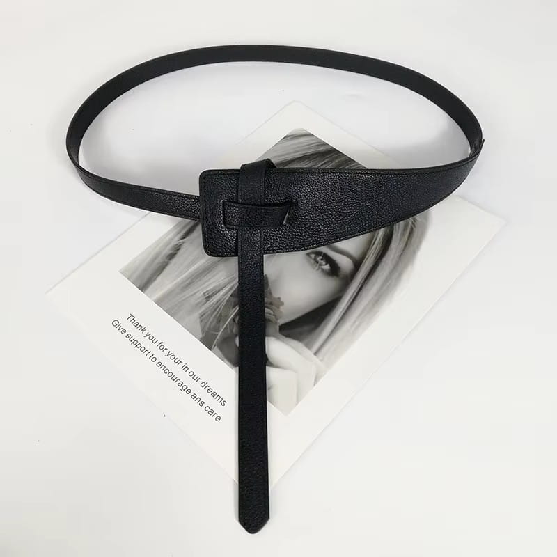 Schwarzer Damen-Gürtel in breiter Ausführung aus PU-Leder mit minimalistischem rechteckigem Schnallendesign und passendem Riemen.