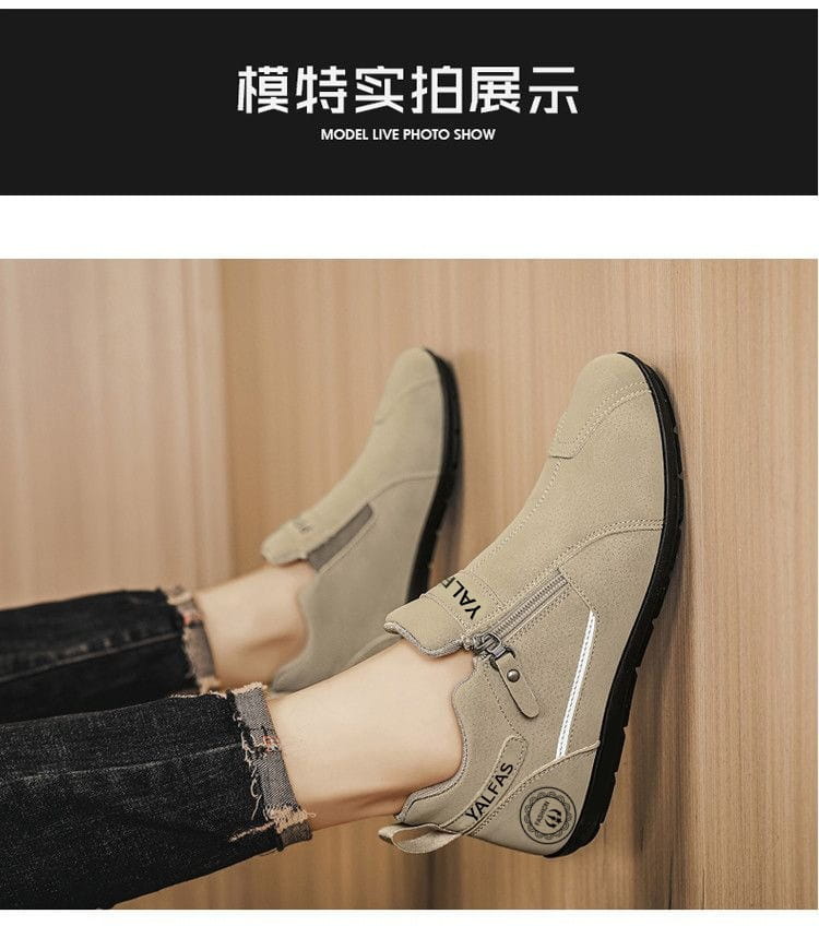 Beige Wildleder-Herren-Casual-Sneaker zum Hineinschlüpfen mit schwarzen Gummisohlen und Detail am Seitenreißverschluss
