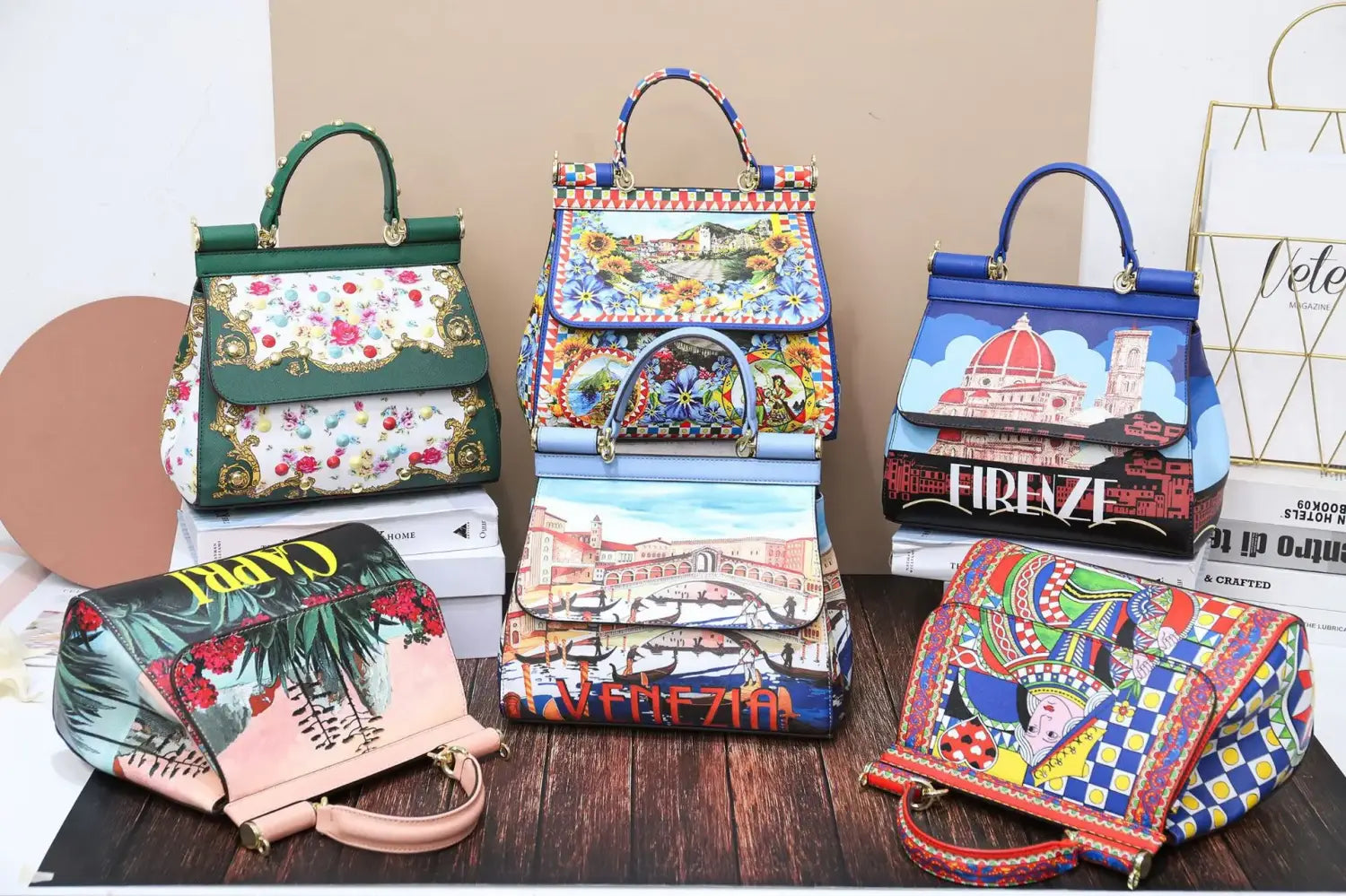 Sac bandoulière en cuir vintage, orné d’un art raffiné, présentant des motifs audacieux et délicatement illustrés, ainsi que des paysages urbains emblématiques dans un design coloré et artistique.