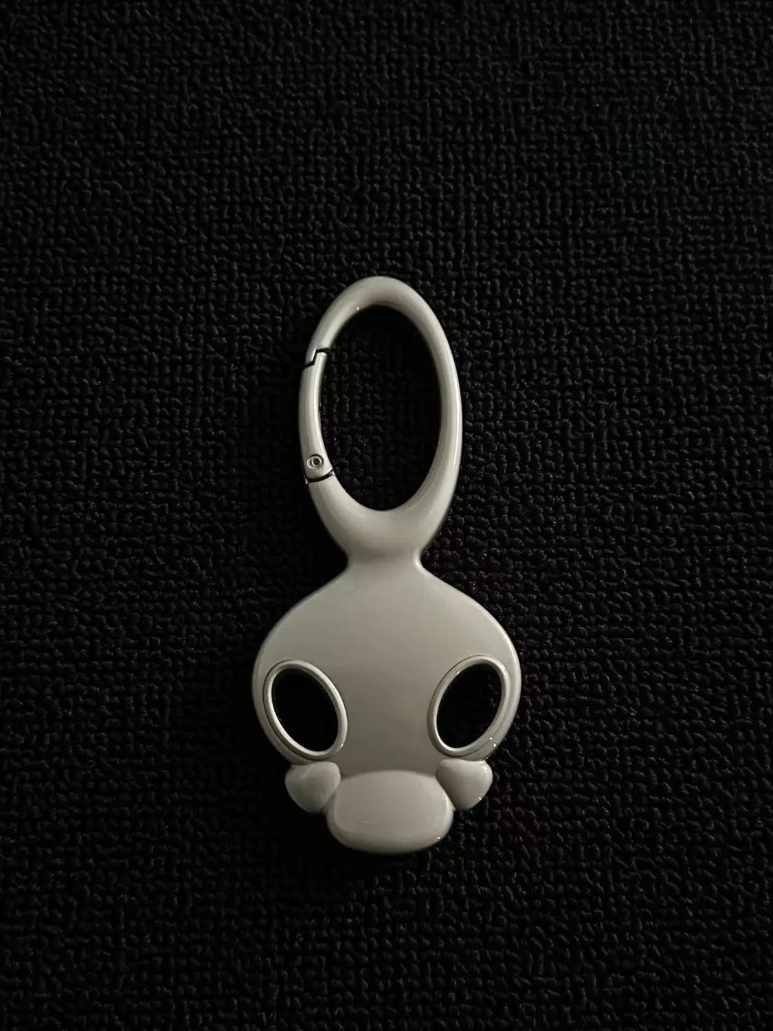 white enamel skull metal car keychain bag charm with a silver toned carabiner clip