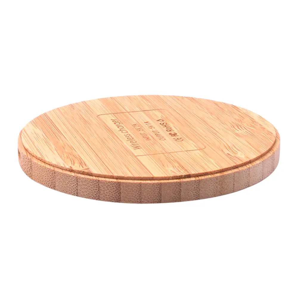Alfombrilla circular de carga inalámbrica de bambú con acabado de veta de madera natural y logotipo grabado, con capacidad de carga rápida mediante USB C.