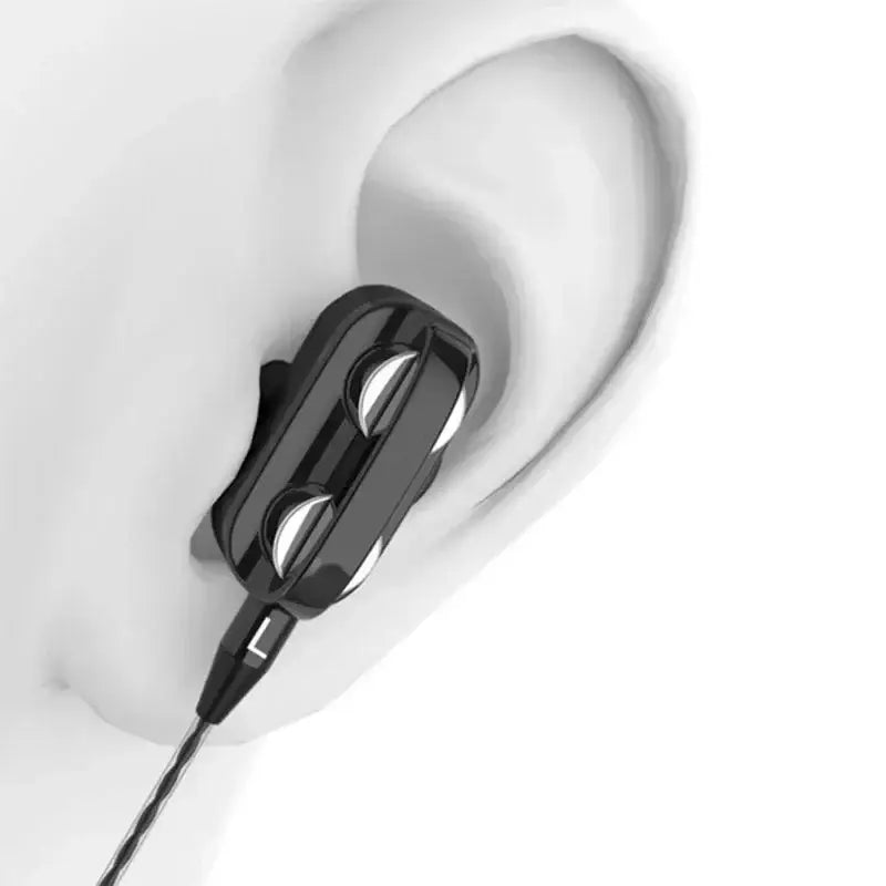 Auricular cuffie cablate negro para el oído, con doble controlador y micrófono, acabado brillante elegante y dos acentos circulares plateados en la carcasa exterior.