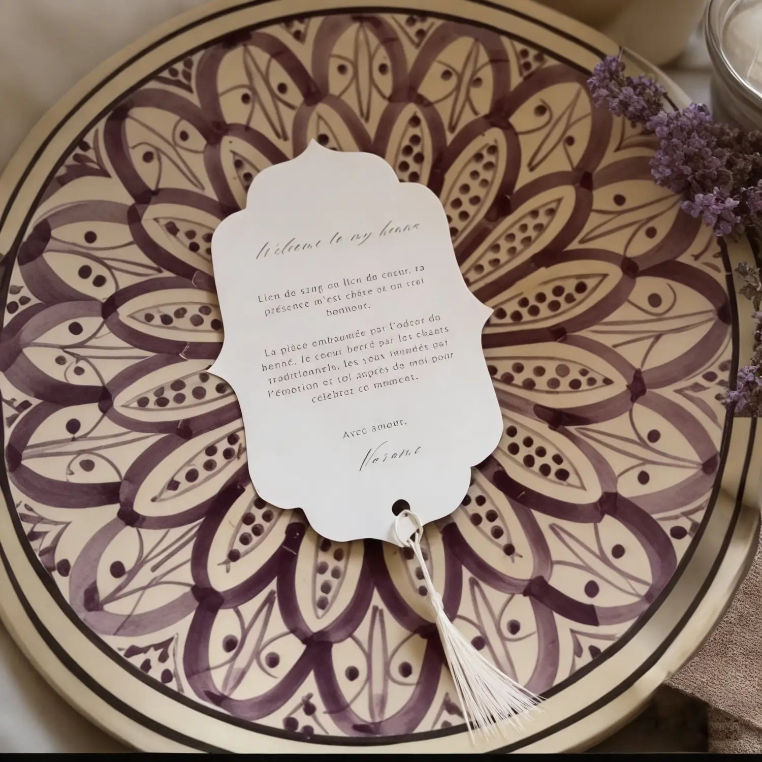 une carte de faveur blanche à bords festonnés pour carte cadeau de parfum de mariage personnalisée, avec une écriture cursive élégante et un délicat pompon suspendu à son extrémité inférieure, personnalisée en tant que faveur
