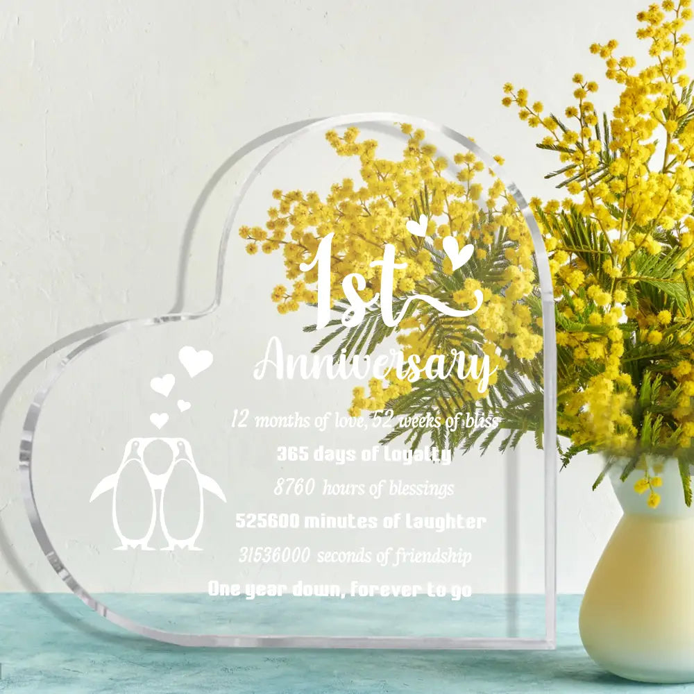 Plaque acrylique en forme de cœur transparente en matériau translucide, gravée de statistiques romantiques pour le 1er anniversaire et de silhouettes de pingouin, pour un cadeau d’un an.