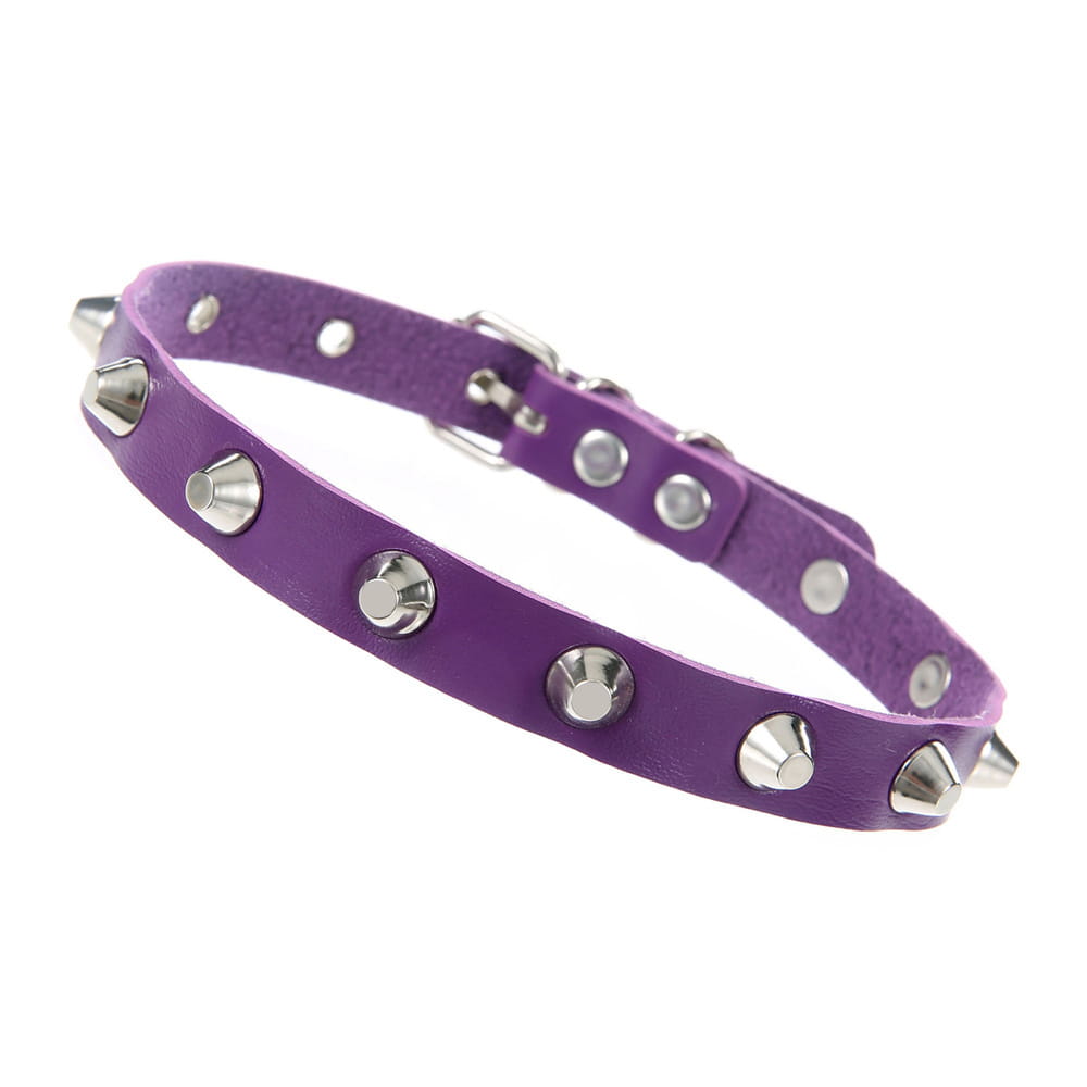 ras-cou en cuir violet à pointes style punk, col orné de pointes métalliques à tons argentés et d'une boucle assortie, idéal pour la soirée, les fêtes et la mode gothique.