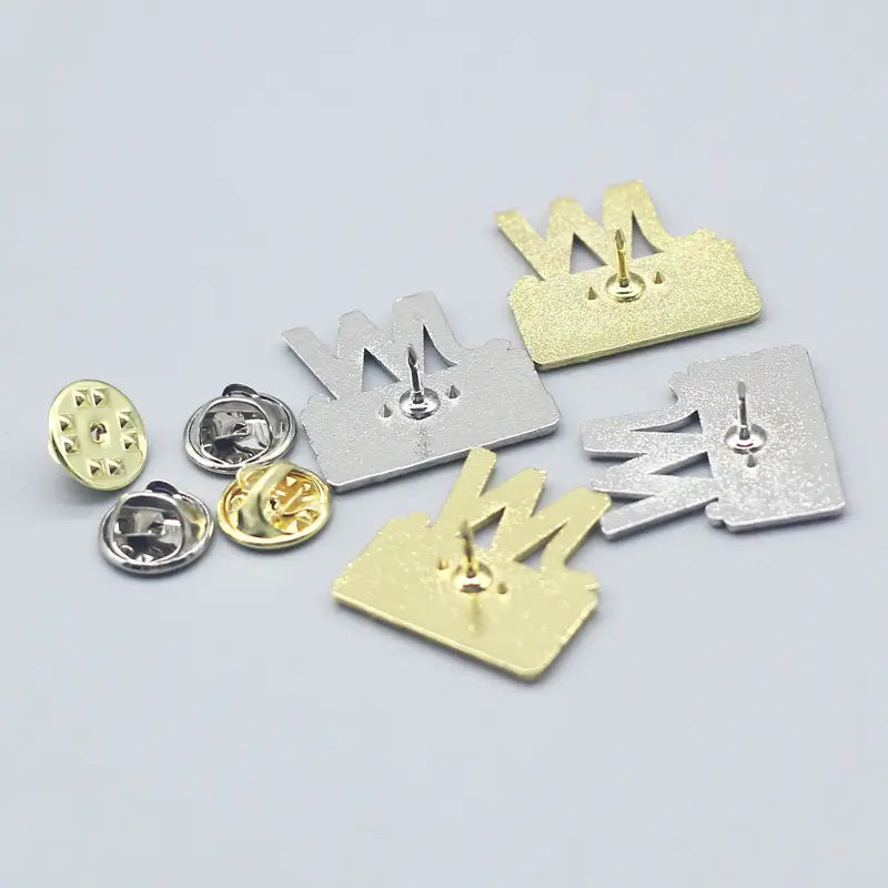 Ensemble d’épingle-broche émaillée jw.org comprenant des épingles métalliques en forme de couronne en or et en argent, avec une finition texturée.