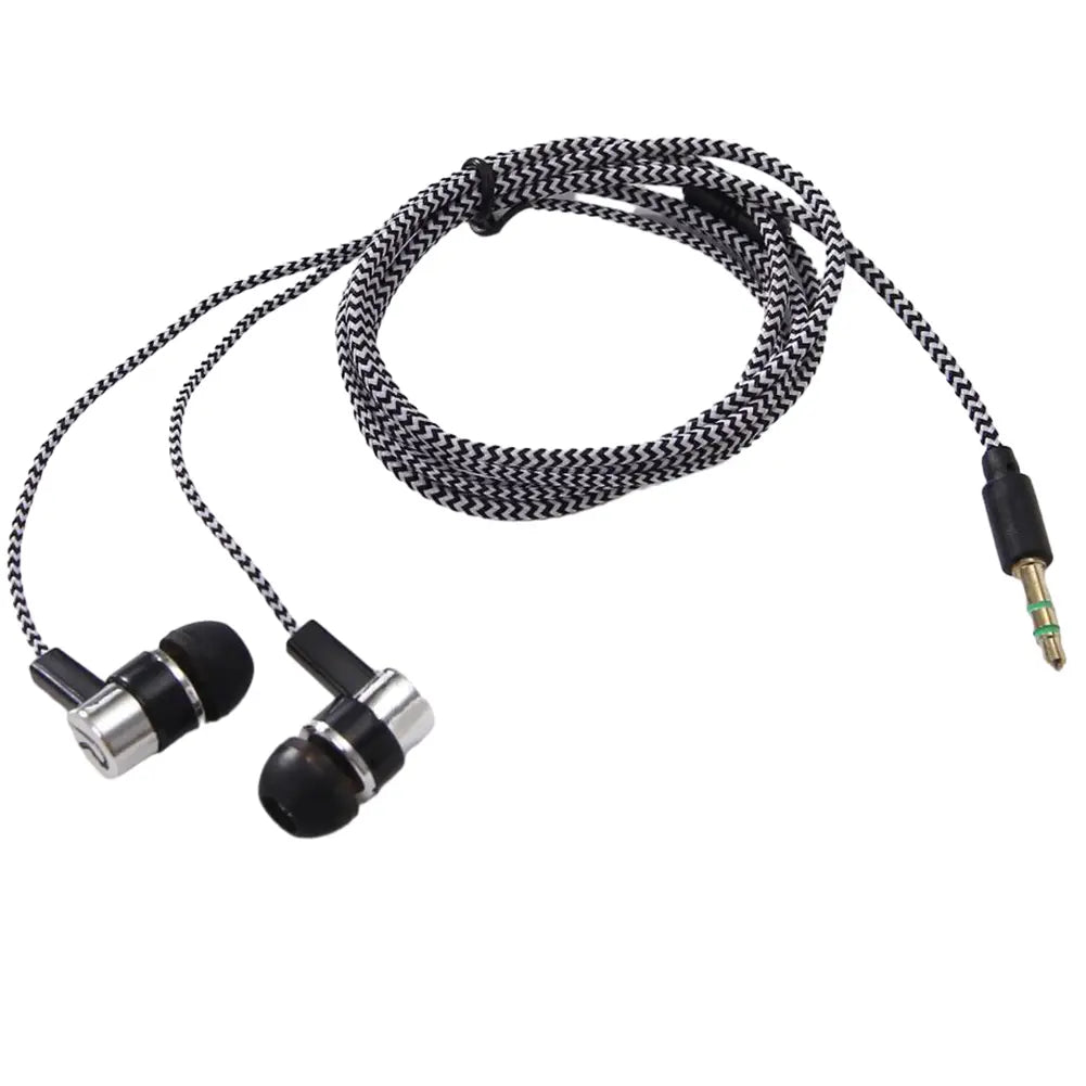 Écouteurs intra-auriculaires stéréo filaires pour basses noirs et argentés avec câble tressé noir et blanc et prise jack 3,5 mm pour des performances audio améliorées.