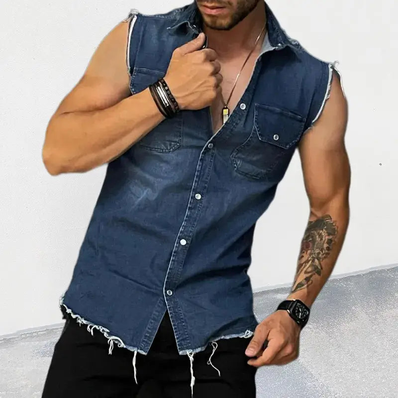 Herren-Jeans-Trägershirt ohne Ärmel im Streetwear-Stil aus dunkelblauem Denim mit ausgefransten Kanten und Knopfleiste vorne.