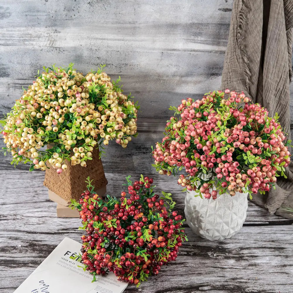 Trois fleurs de baie artificielles simulées dans des pots décoratifs, présentant des grappes de baies moussues crème, roses et rouges, avec un feuillage vert, pour la décoration de la maison et des mariages.