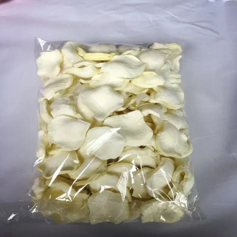 Eine durchsichtige Plastiktüte mit 5500 bunten, künstlich/pastellcremefarbenen getrockneten Rosenblüten für Hochzeitsdekoration mit „5500 bunte Rosenblüten“.