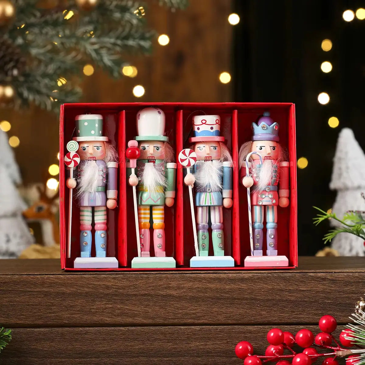 Cuatro figurines de cascanueces de madera coloridos, con detalles pintados y accesorios de bastón de caramelo, vestidos con atuendos festivos, como figurines de decoración de árbol de Navidad.