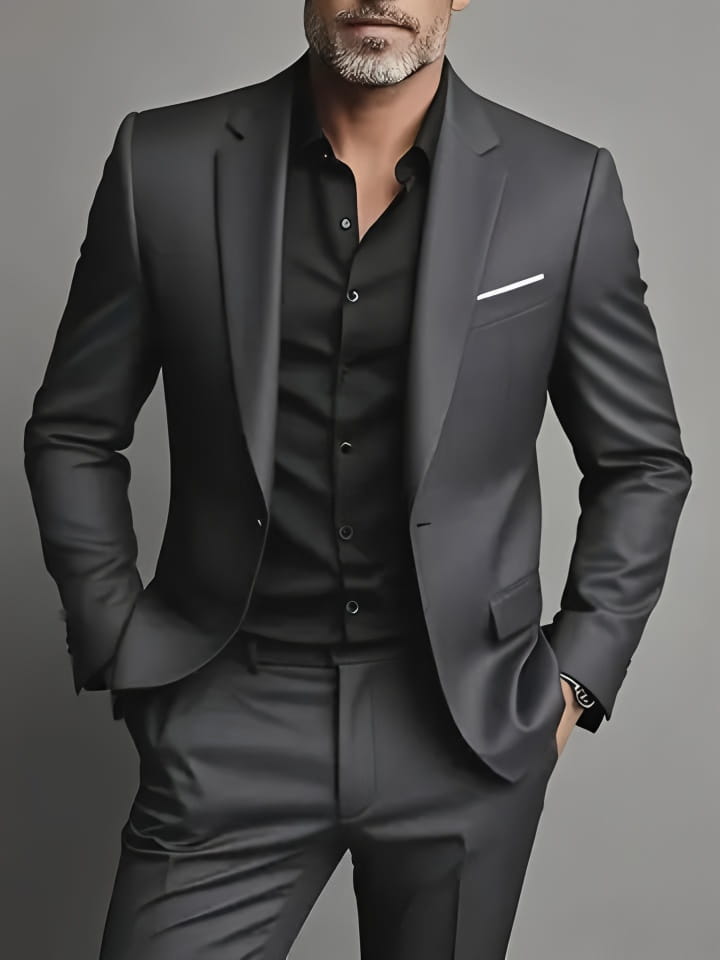Herren schwarzer Slim-Fit-Einreiher-Smoking mit dezentem Schimmer, weißem Einstecktuch und Knopfverschlussart.