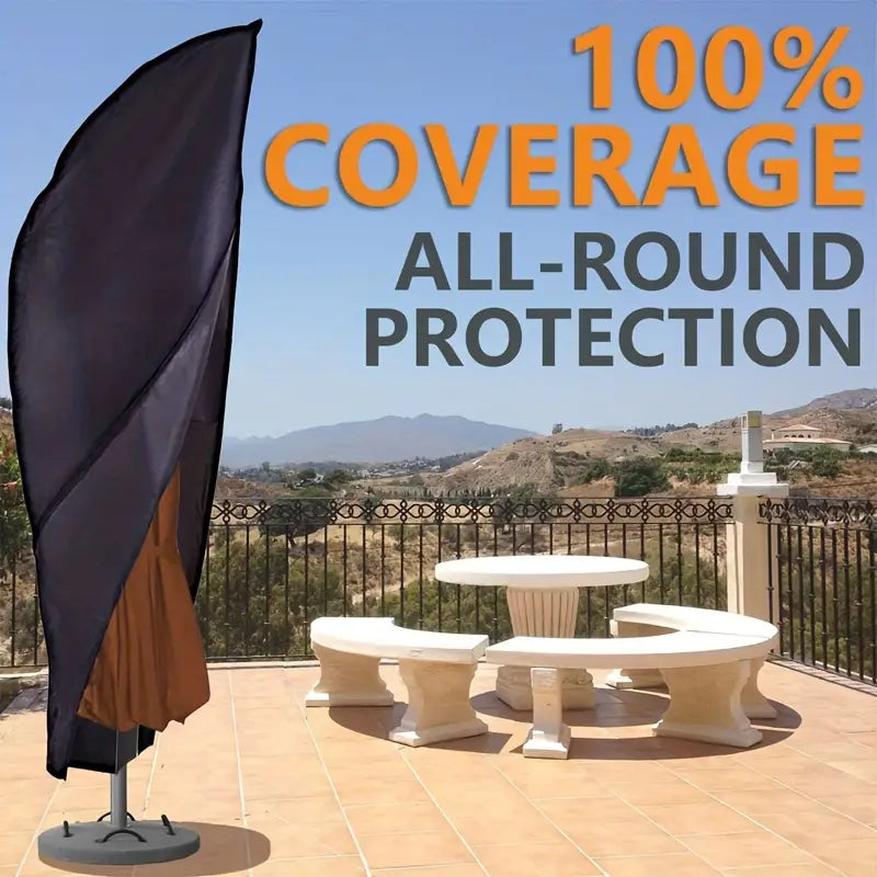 Housse de parasol déporté en tissu noir imperméable, avec un design élégant et ajusté pour une protection complète.