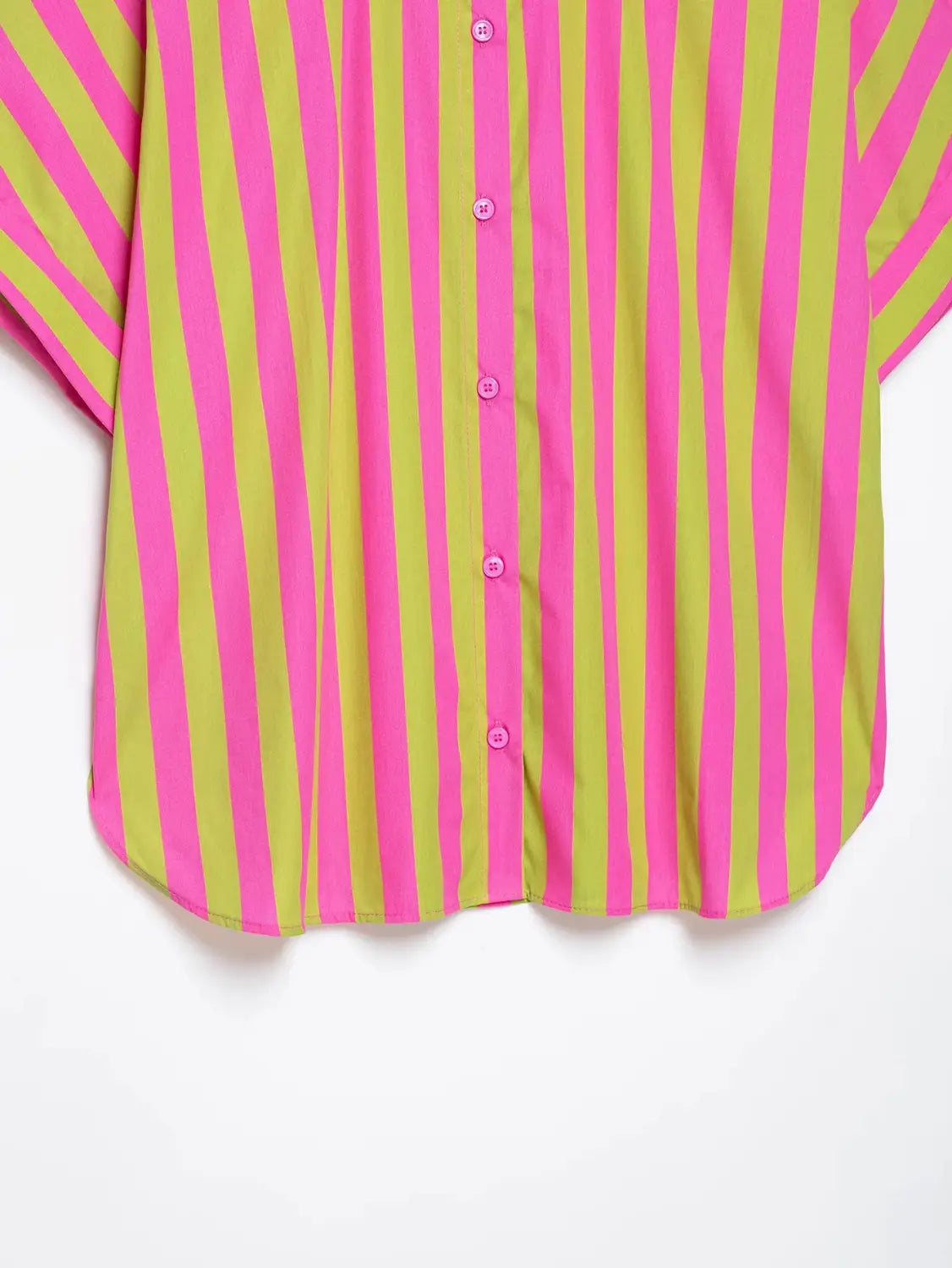 Ein leuchtend pinkfarbenes und lindgrünes, vertikal gestreiftes Kurzarmhemd mit Knopfleiste mit passenden Knöpfen.
