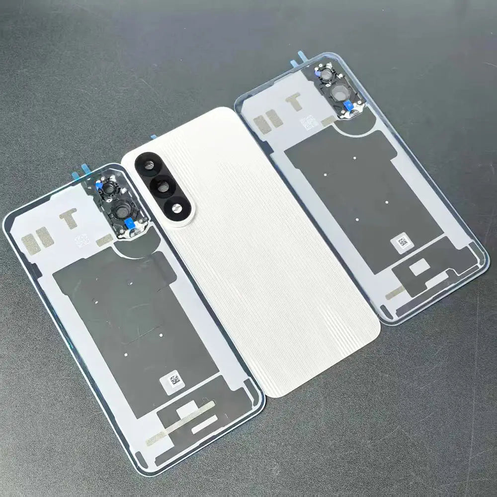 「OnePlus Nord」用のホワイト質感ガラスの背面パネル。ブラックのレンズとブルーのアクセントを備えたトリプルカメラモジュールを搭載し、背面交換用のカメラレンズカバーとして設計されています。