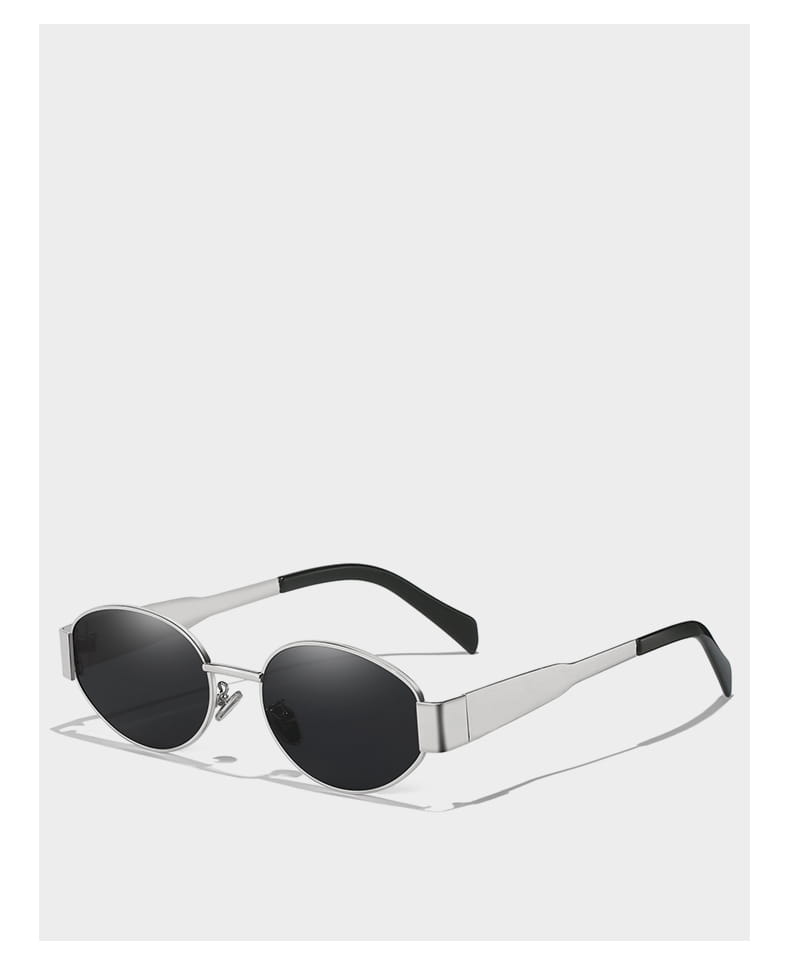Gafas de sol ovaladas para mujer y hombre con montura ovalada plateada, lentes oscuras y puntas de patillas negras.