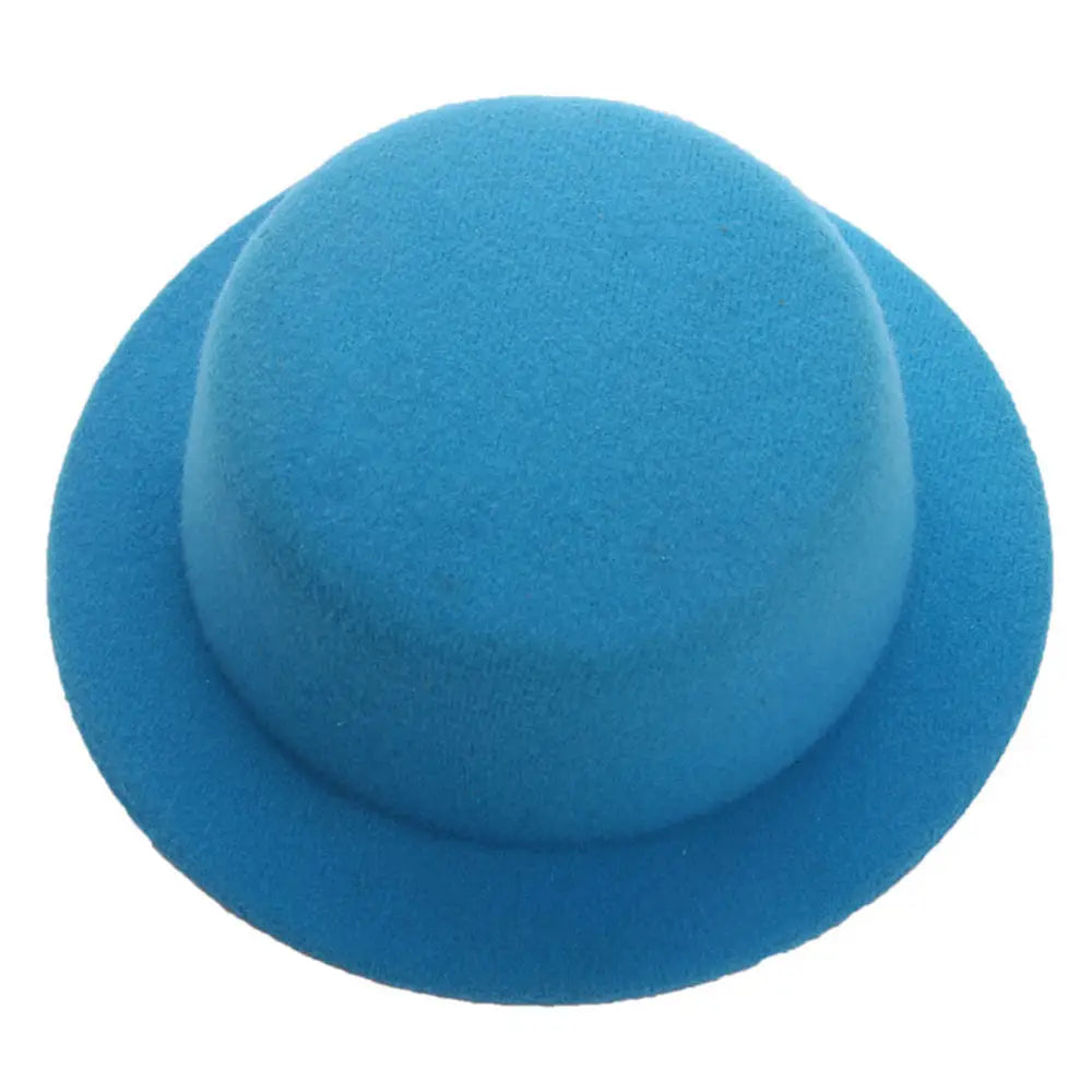 Un chapeau melon (bowler) en feutre bleu uni, à calotte arrondie et bord large, conçu comme accessoire de mode pour chapeau de poupée en peluche pour des poupées de 60 cm.